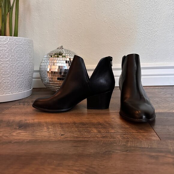 R2 Black Cut Out Heeled Ankle Boots NWOT - Picture 3 of 9